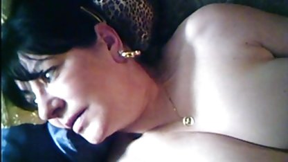 Blondinen fastnade bondage porrfilm vid killen och knullade honom i soffan