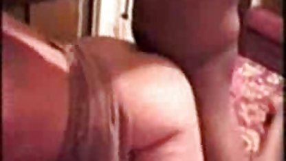 En sjuksköterska med frodiga bröst startar en man med en svart sexfilm pump