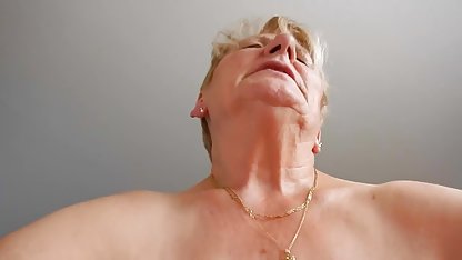 Depraved hora suger nakna damer porr alla män i rad