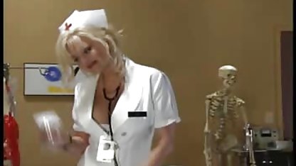 Bekymrad läkare avslappnad kåt porr attraktiv patient