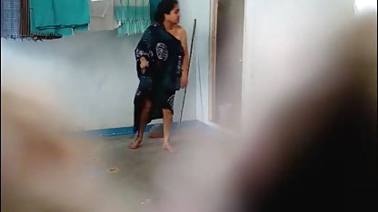 Nördar porr med gamla tanter spelar pranks