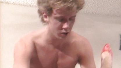 Rysk kvinna förlorade sitt klassisk porrfilm mössa till perversa herrar i kort