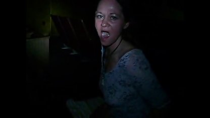 Bunden kvinna knullad av en långa gratis porrfilmer skäggig kille grov och hård