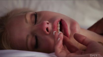 Alina med platta bröst skriker under hög sex gratis porrfilm milf
