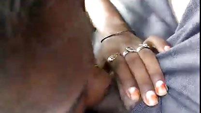 Brunetten överraskade sin älskare med porr på stranden en enorm anus