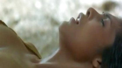 Trance med en brud knullad i lesbiska porrbilder toaletten utan att veta om den dolda kameran