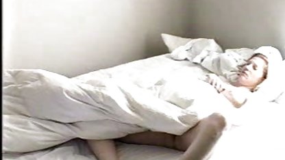 Sköt väl sin kuk i munnen och röven från en porr sexfilm mager blondin