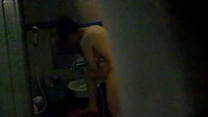 Dominant gratis porrfilm med djur tår får mannen att suga strapon