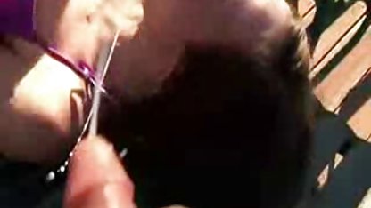 En blygsam jungfru sätter en vibrator i en punkt och skakar sig med den oralsex porr