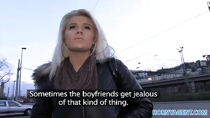 En privatdetektiv övervakar förräderiet av tjeckisk porrfilm någon annans fru i parken
