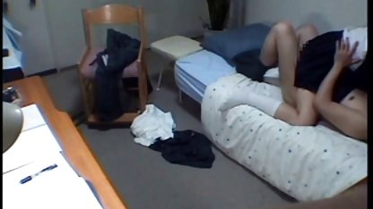 Två lesbiska flickor buskar med bondage porr sexleksaker
