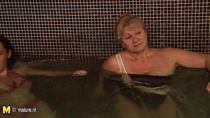 En student försöker onanera tysk porrfilm i sängen på en webbkamera
