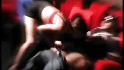 Mannen teen porrfilm slog en vacker brunett och skruvade upp