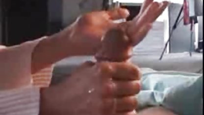 Busty mulatt blev lagd framför porr fri kameran med sin älskare