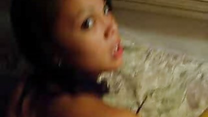 Killen fingrar hemligt flickvännens fitta vid porfilm gratis bordet vid föräldrarnas middag