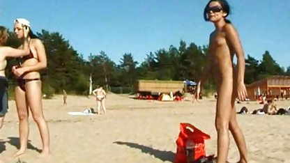 Böjda svenska porfilm kycklingfingrar smeker sig framför en webbkamera