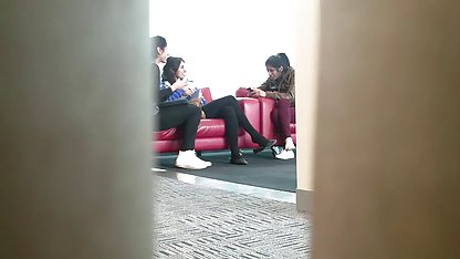 Den här gratis lesbisk porrfilm läraren är helt otäckt och knullar en student på kontoret