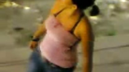 Blond suger äldre kvinnor porrfilm hjälpsam killen penis medan han knullar hennes flickvän