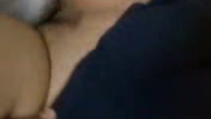 Busty brunett suger fria porrfilmer älskars kuk
