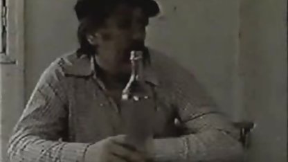 Polisen tankade en bystig klassisk porrfilm tjej