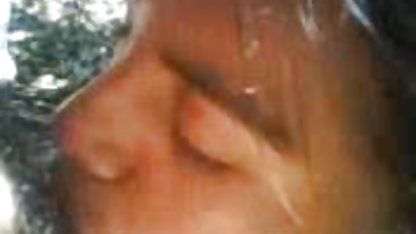 Broder massage porr filmade sin nakna syster i badrummet på en dold kamera