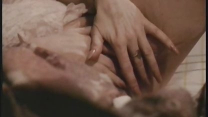 MILF rysk sexfilm i underkläder rycker av på soffan