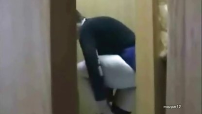 Två rökande tikar knullade en slav av långa svenska porrfilmer allvar