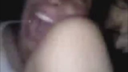 Goth-flicka i en svart lång erotiska porrfilmer klänning onanerar locket