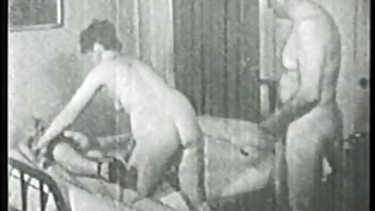 Den blonda suger sött en medlem och porr med gamla tanter svalnar sedan i en spricka.