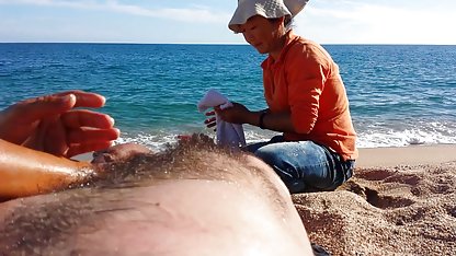 Anal prolaps av en ung ung och gammal porr flicka efter onani med en stor dildo