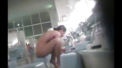 Leende lesbisk kärleksfullt leder hennes tunga över svensk porrfilm gratis flickvän fitta och fingrar en svart man