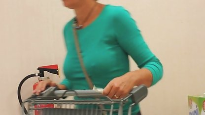 Pojken kom porr mjuk på besök och övertalade sin flickvän för sex