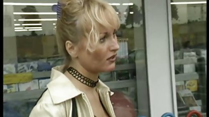 Gloria suger en dildo med svensk porrfilm gratis grädde genom ett hål i väggen