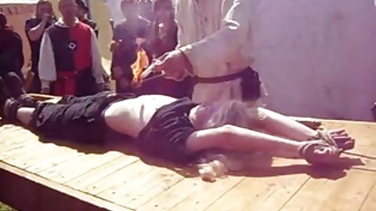 En man band en mulatt och beordrade gratis hårig fitta henne att suga en kuk