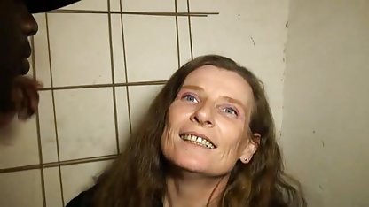 Brunett i stövlar fingrade sin fitta porrfilm granny